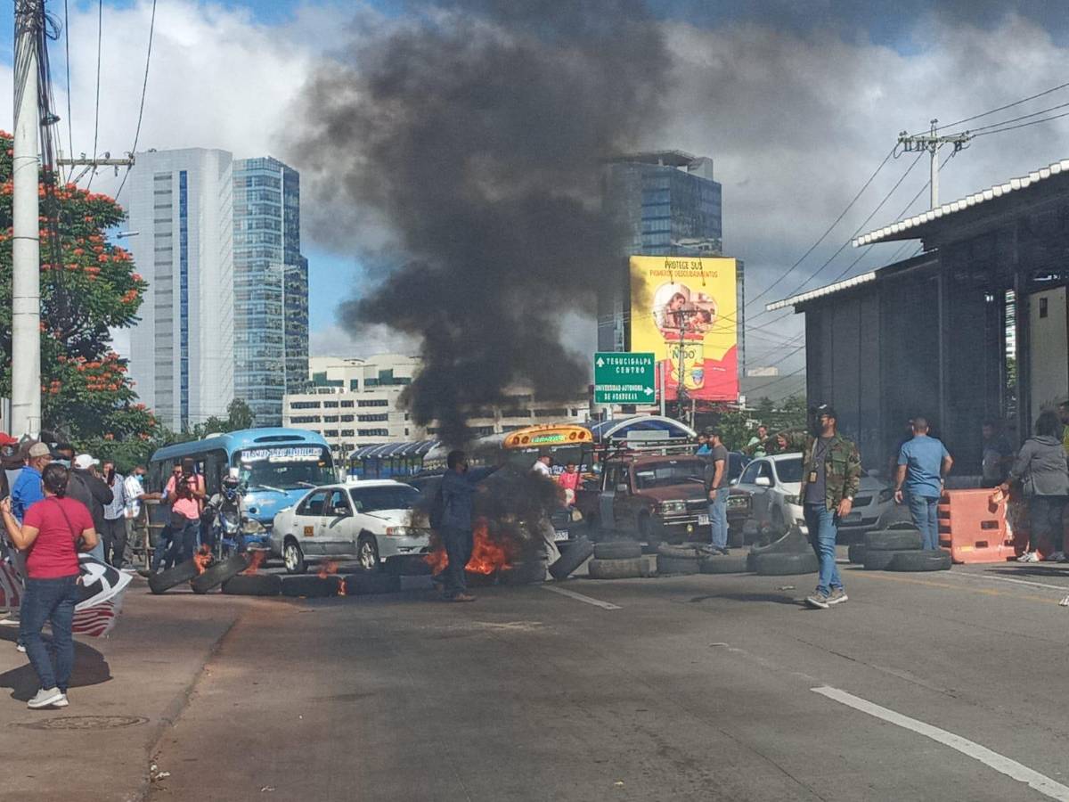 Empleados de Hondutel protestas con toma de calles y exigen pago de salarios atrasados
