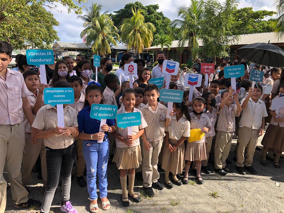 Fue gracias al socio aliado de JA Honduras, Chevron - Texaco, 39 voluntarios, el apoyo de los directores y docentes que se logró cerrar el programa con éxito.