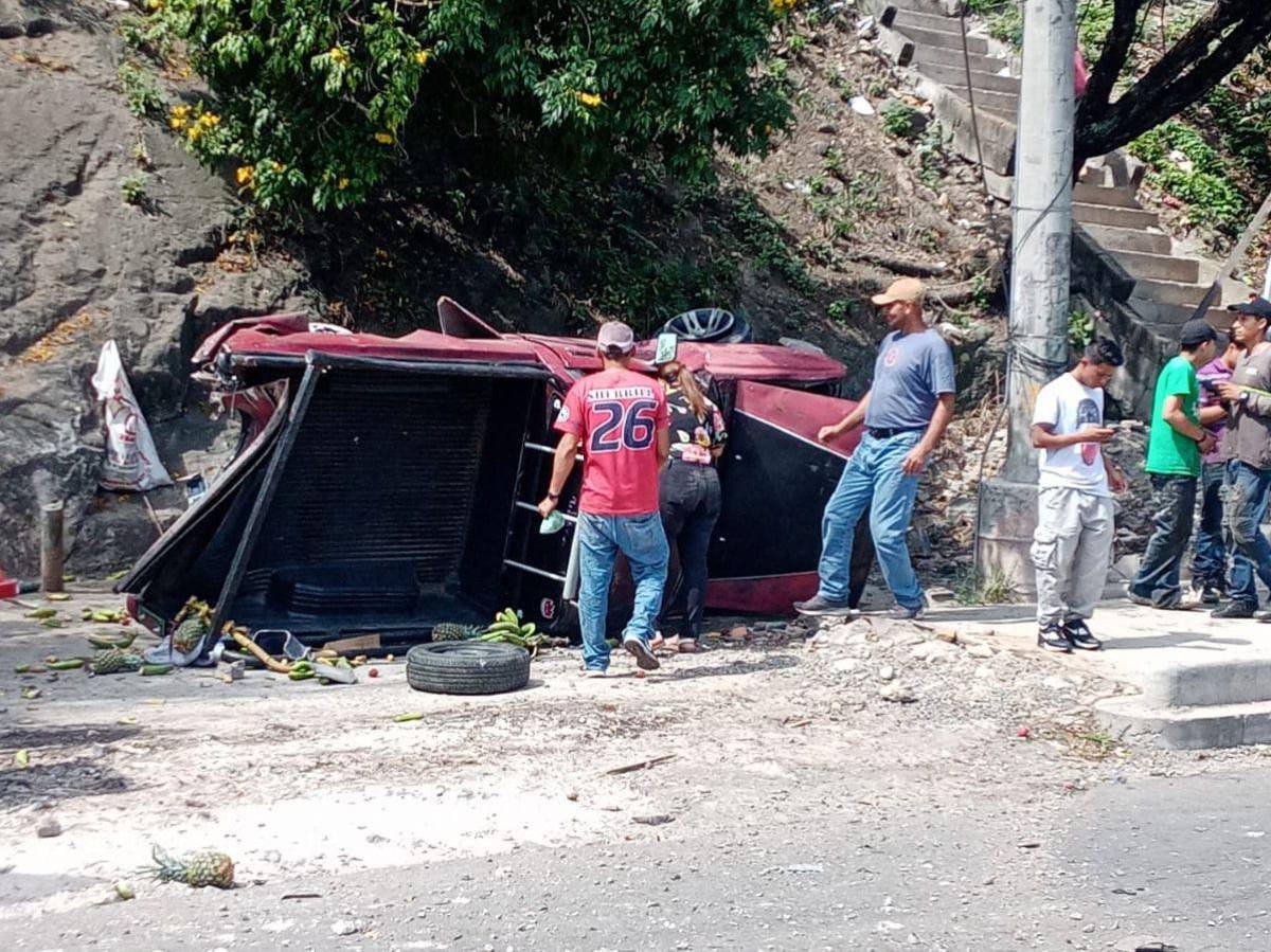 Este vehículo pick-up fue impactado por el tráiler.