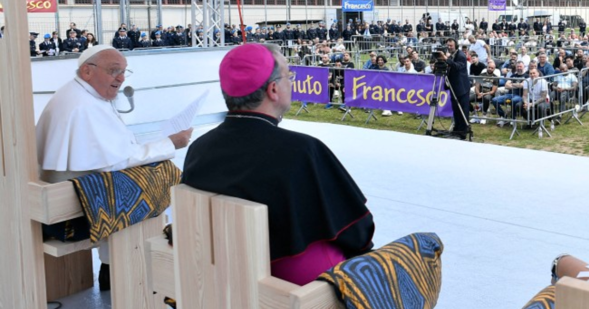 Papa Francesco guida un forum per la pace a Verona