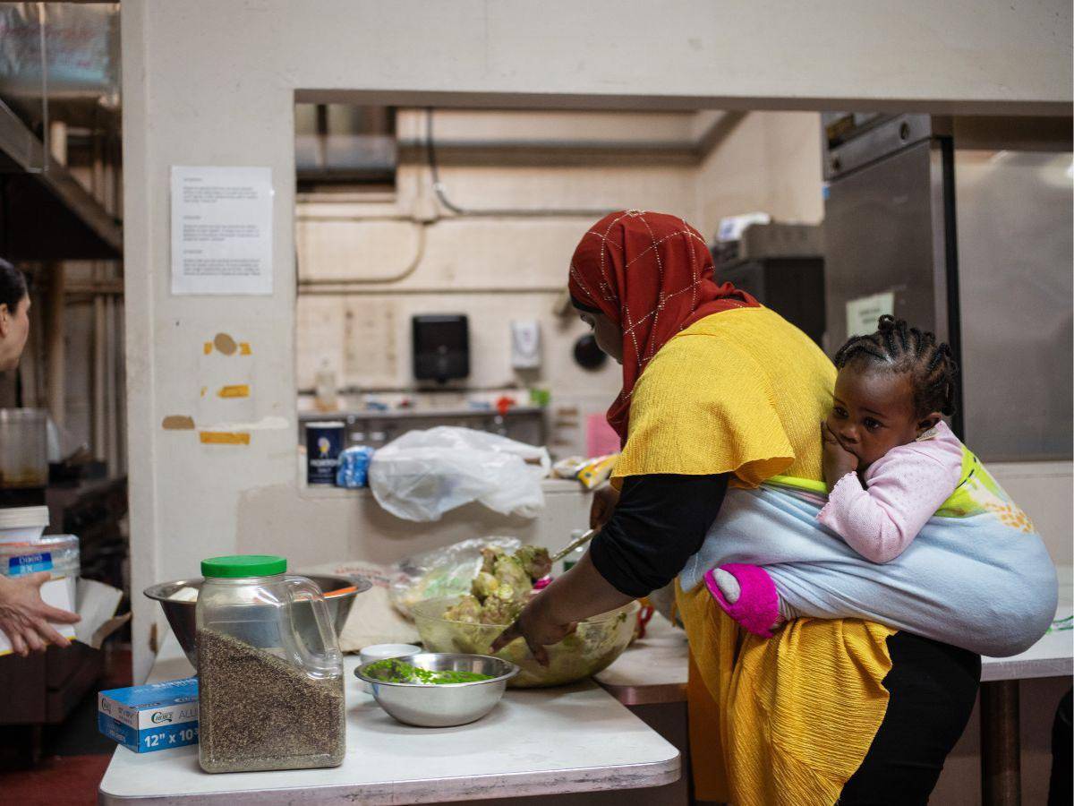 Cocina en refugio de NYC une migrantes con comidas caseras