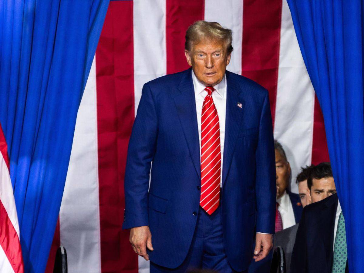 Trump amenaza con un año de cárcel a quienes quemen la bandera estadounidense