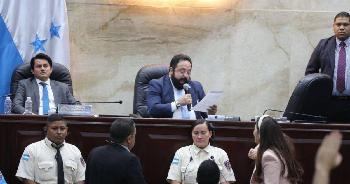 Condenan decisión de Redondo de frenar la dimisión de Nasralla