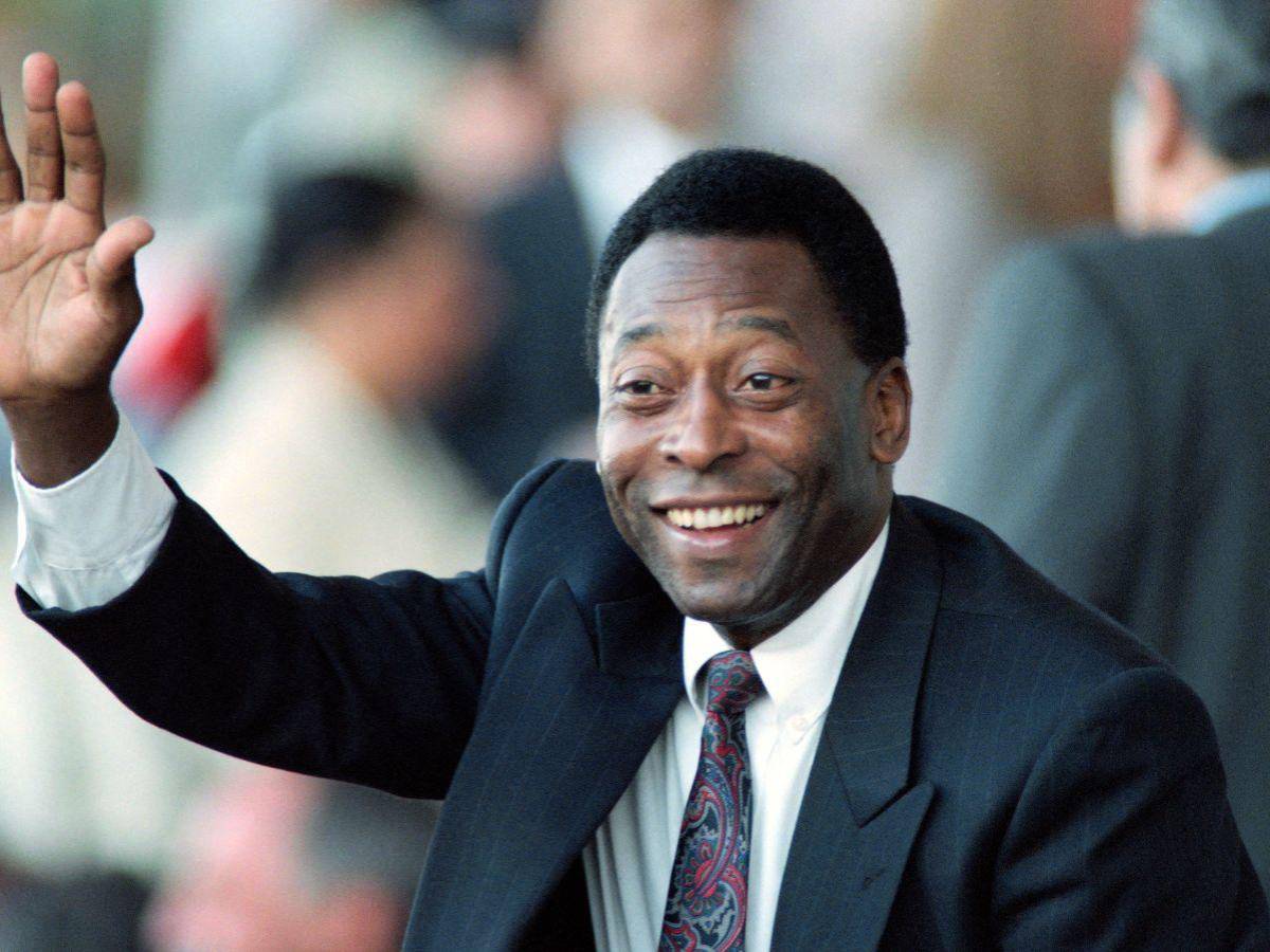 Pelé envía mensaje que tranquiliza a sus fans mientras está hospitalizado
