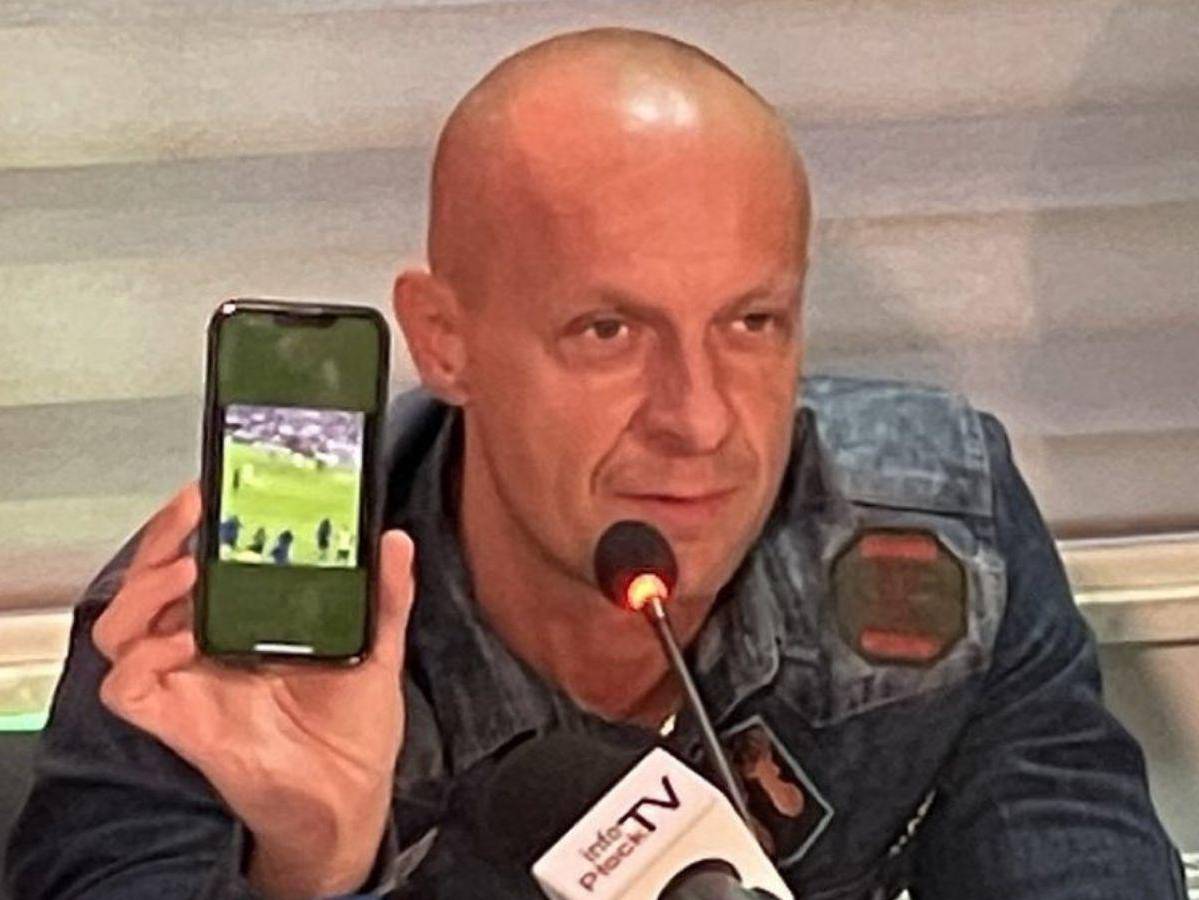 El árbitro, Szymon Marciniak, mostró una imagen en su celular donde se observa una invasión de cancha de los franceses.