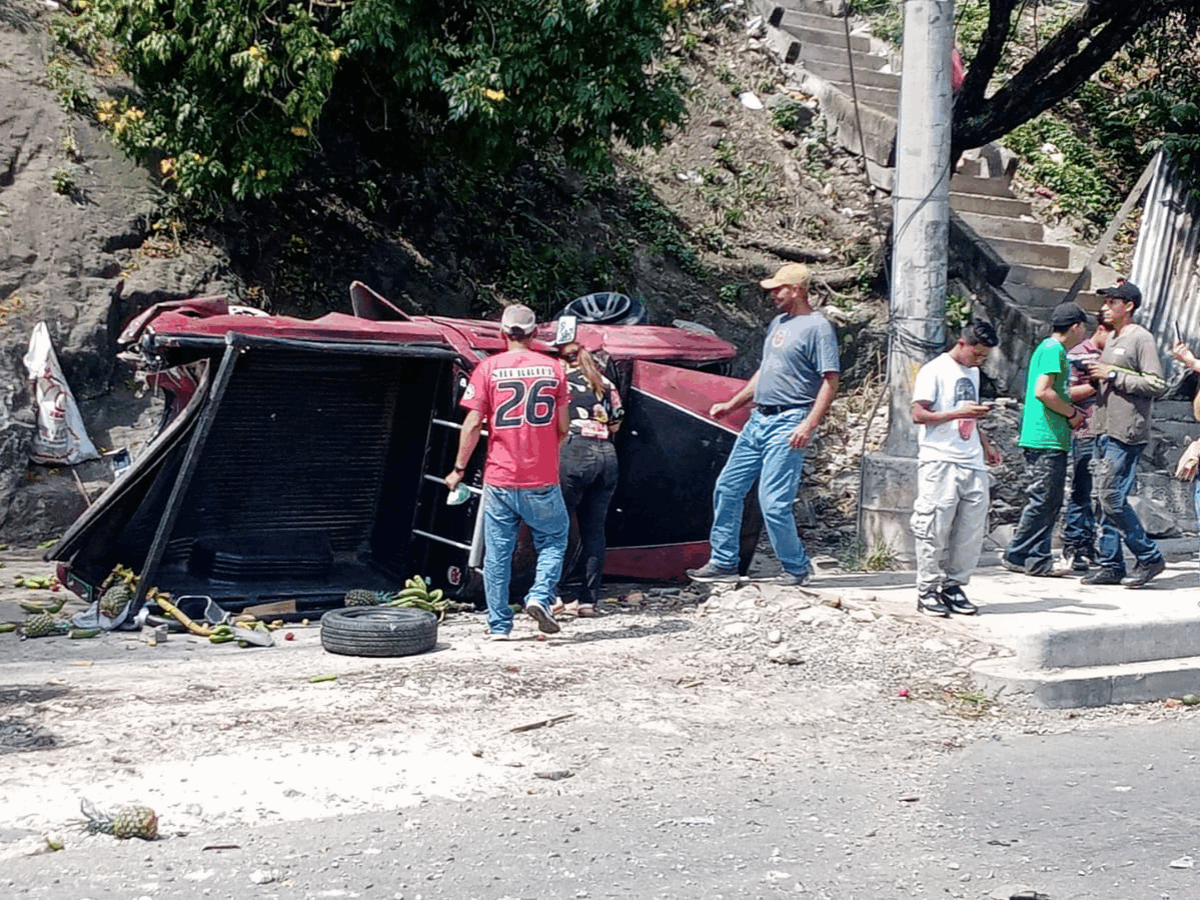 Captan en videos escenas del mortal choque de una rastra en El Carrizal
