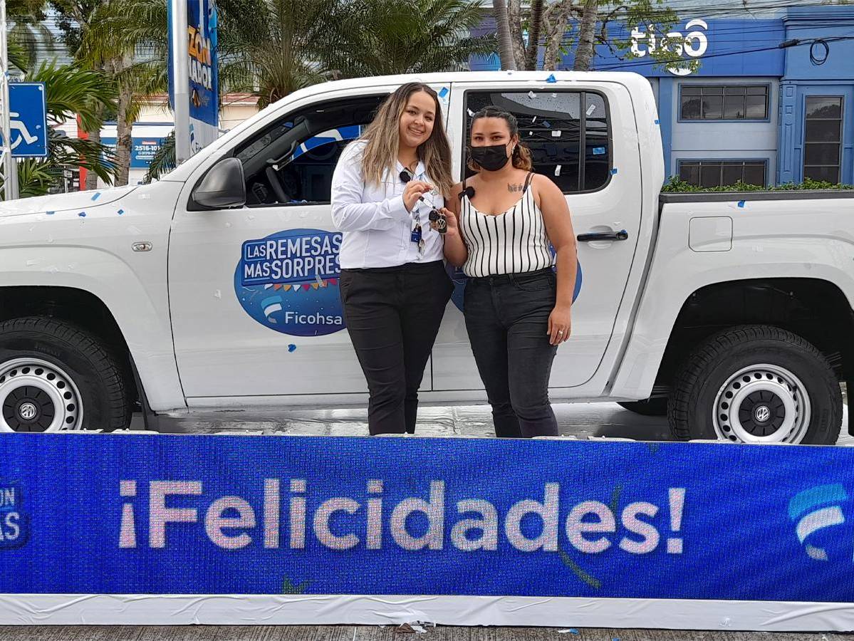 Banco Ficohsa entrega el primer Volkswagen a ganadora de promoción