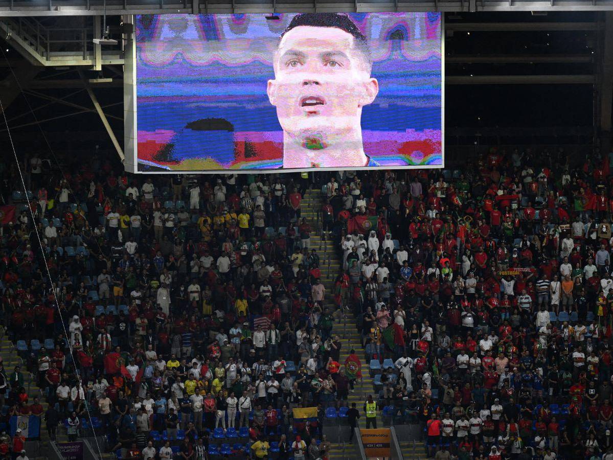 Así fue el momento en que Cristiano Ronaldo cantaba el himno portugués en el 974 Stadium.