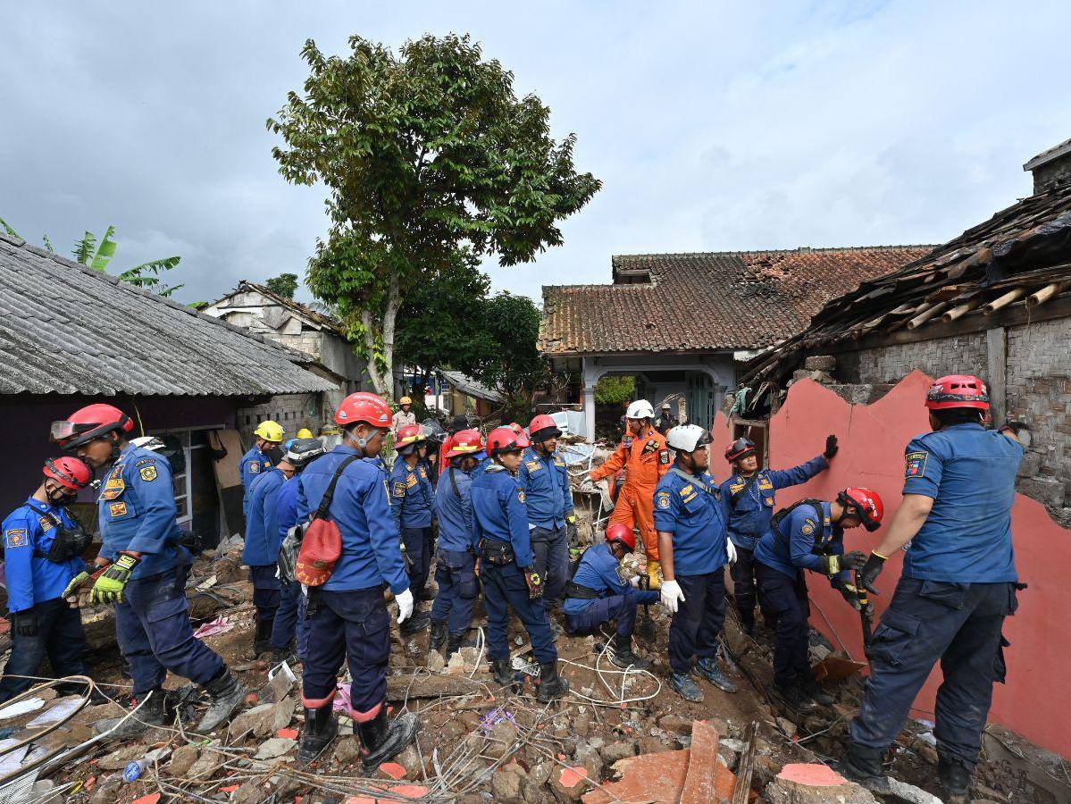 Rescatan a niño de 6 años con vida dos días después del sismo en Indonesia