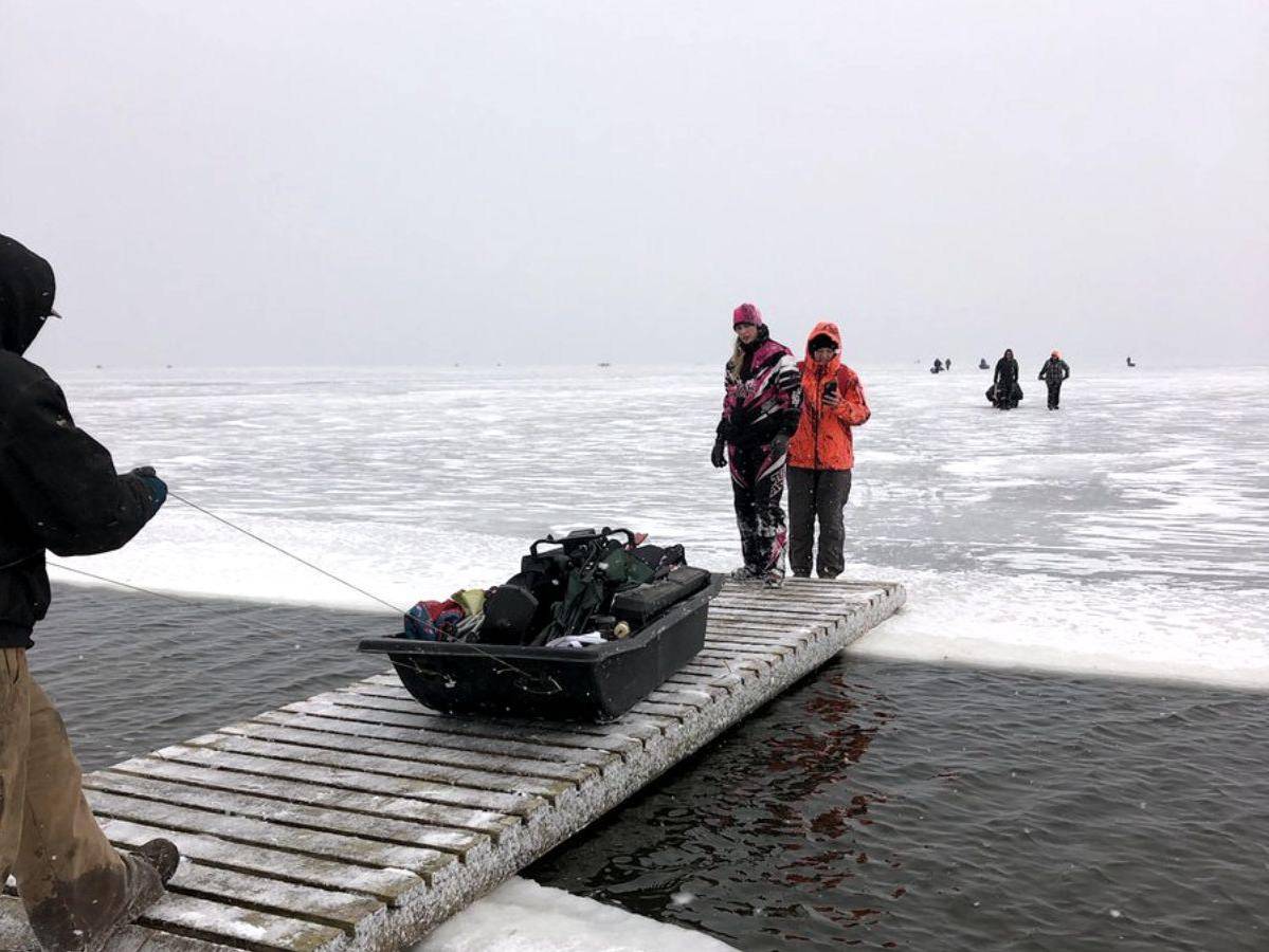 Cerca de 200 pescadores fueron rescatados de una placa de hielo a la deriva en EEUU