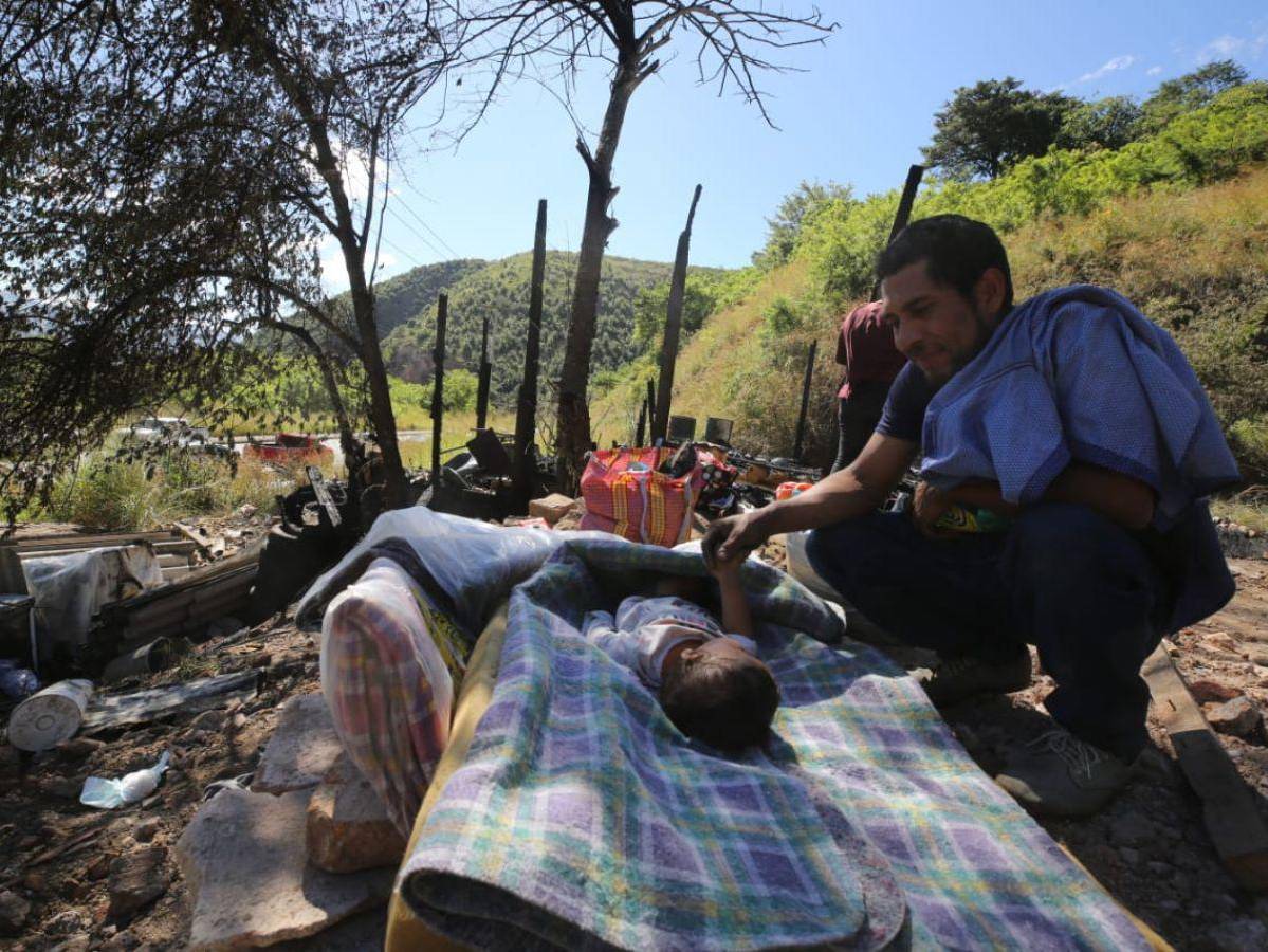 Ángel no puede contener las lágrimas al ver a su hijo durmiendo en una colchoneta bajo la sombra de un árbol tras que un incendio consumiera su humilde vivienda.