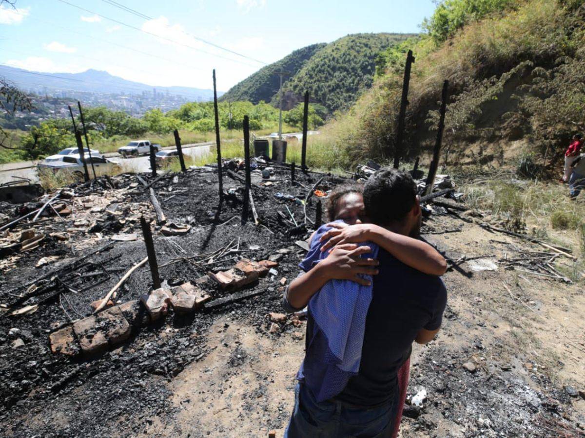 Familia queda en la calle tras voraz incendio en su vivienda