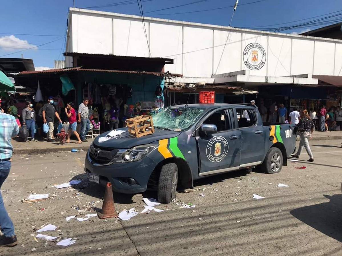 Destruyen vehículo municipal en mercado Medina de SPS tras decomiso de pólvora