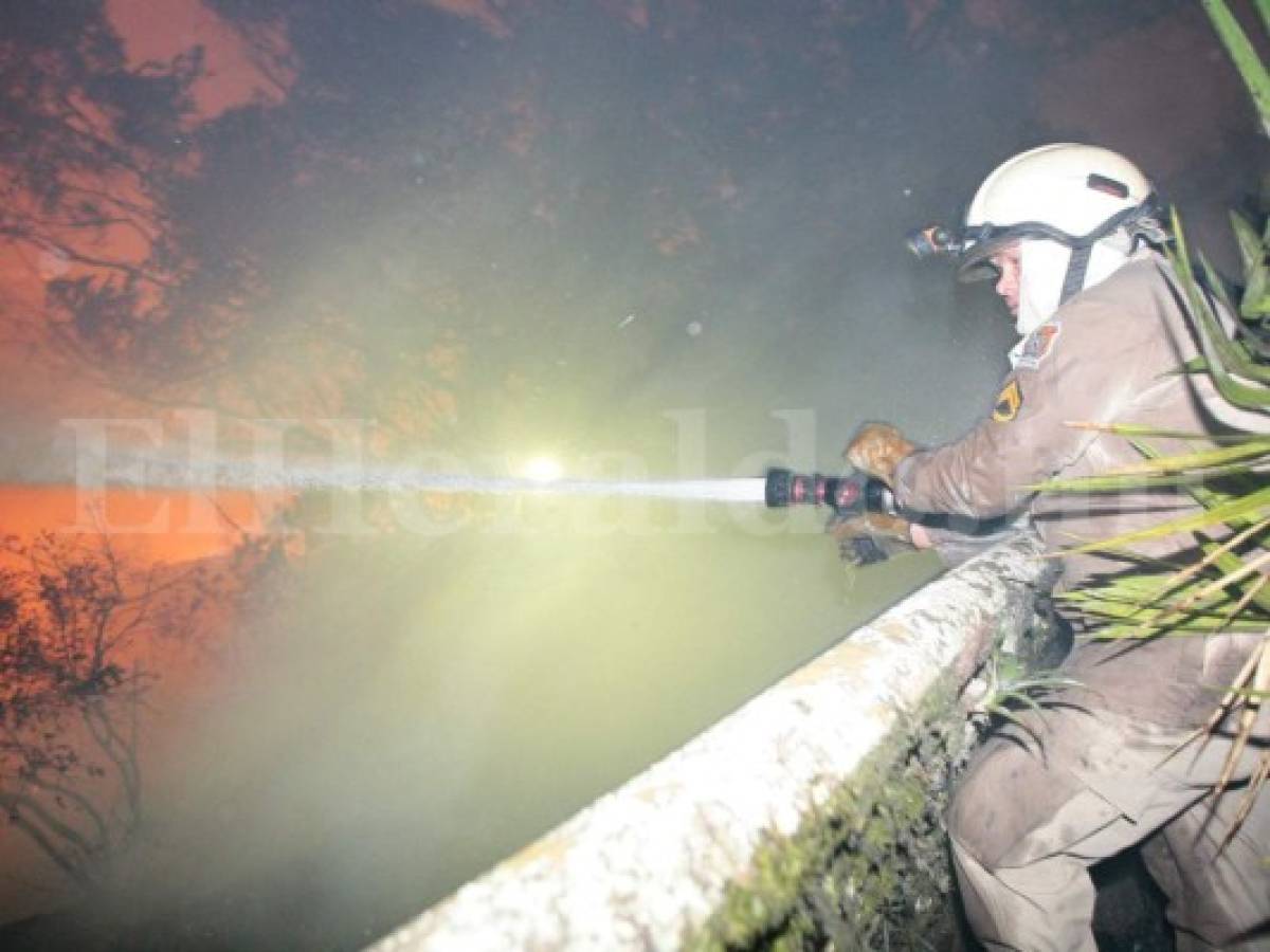 Bomberos de Honduras reciben la mejor recompensa tras apagar incendio en Tegucigalpa  
