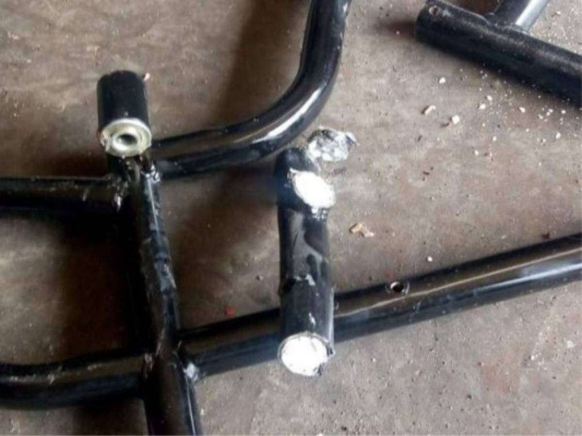 Al taladrar la silla de ruedas, los agentes Antinarcóticos, en el interiror de los tubos encontraron cocaína. Foto: cortesía Twitter.