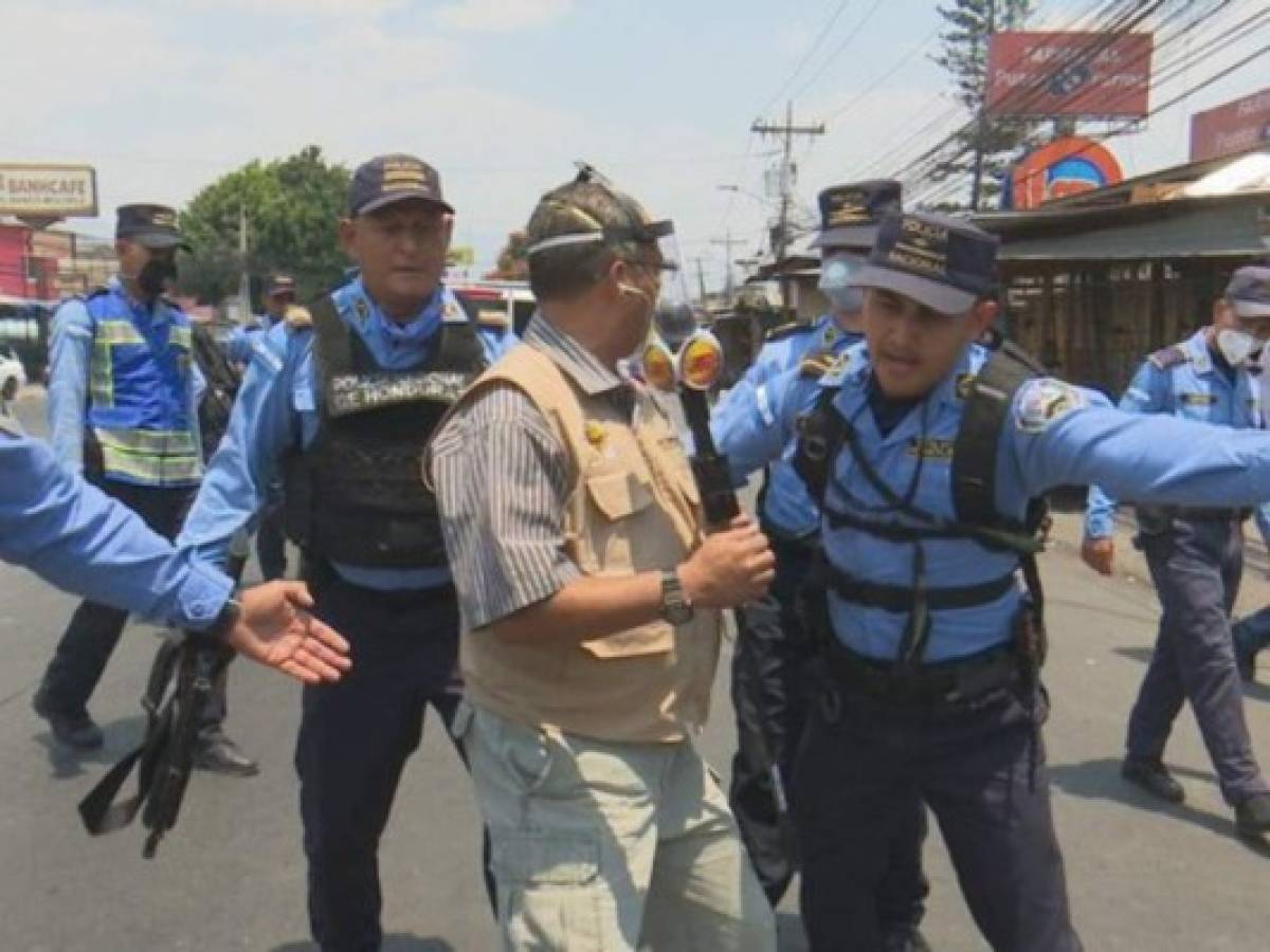 Policías impiden el trabajo a periodistas y fotógrafos durante cuarentena