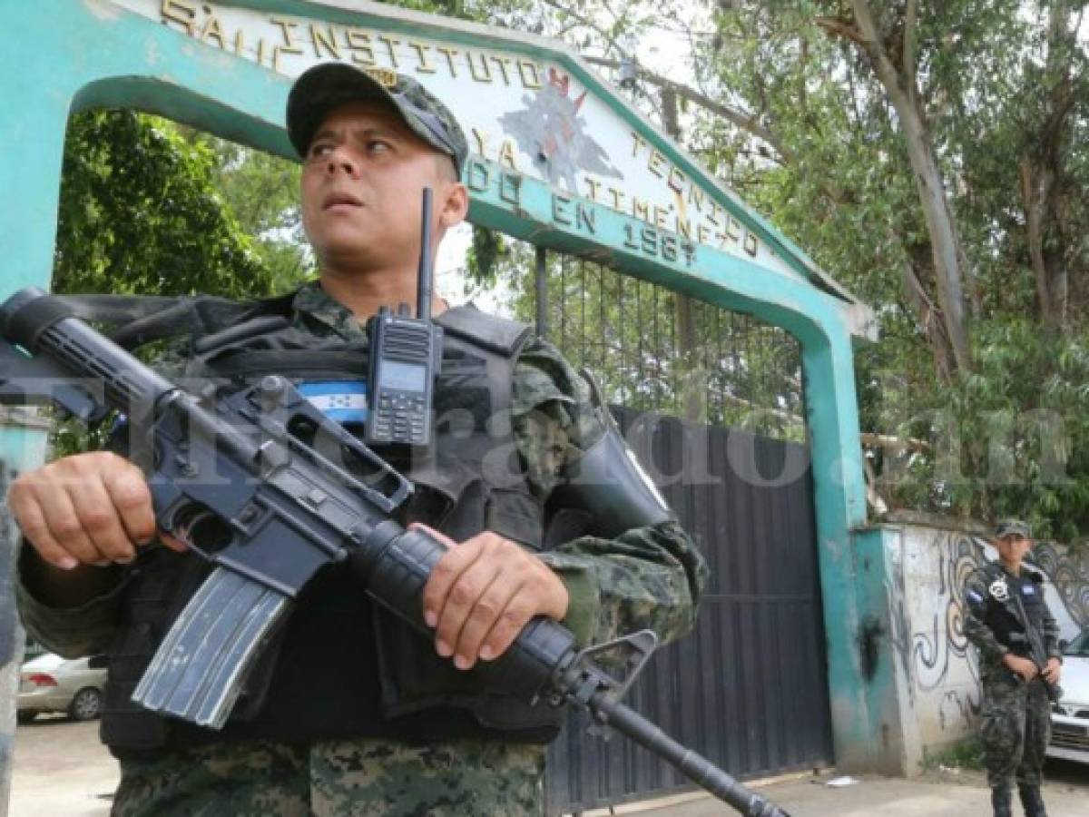 Por drogas y pandillas militarizan dos colegios en la capital de Honduras