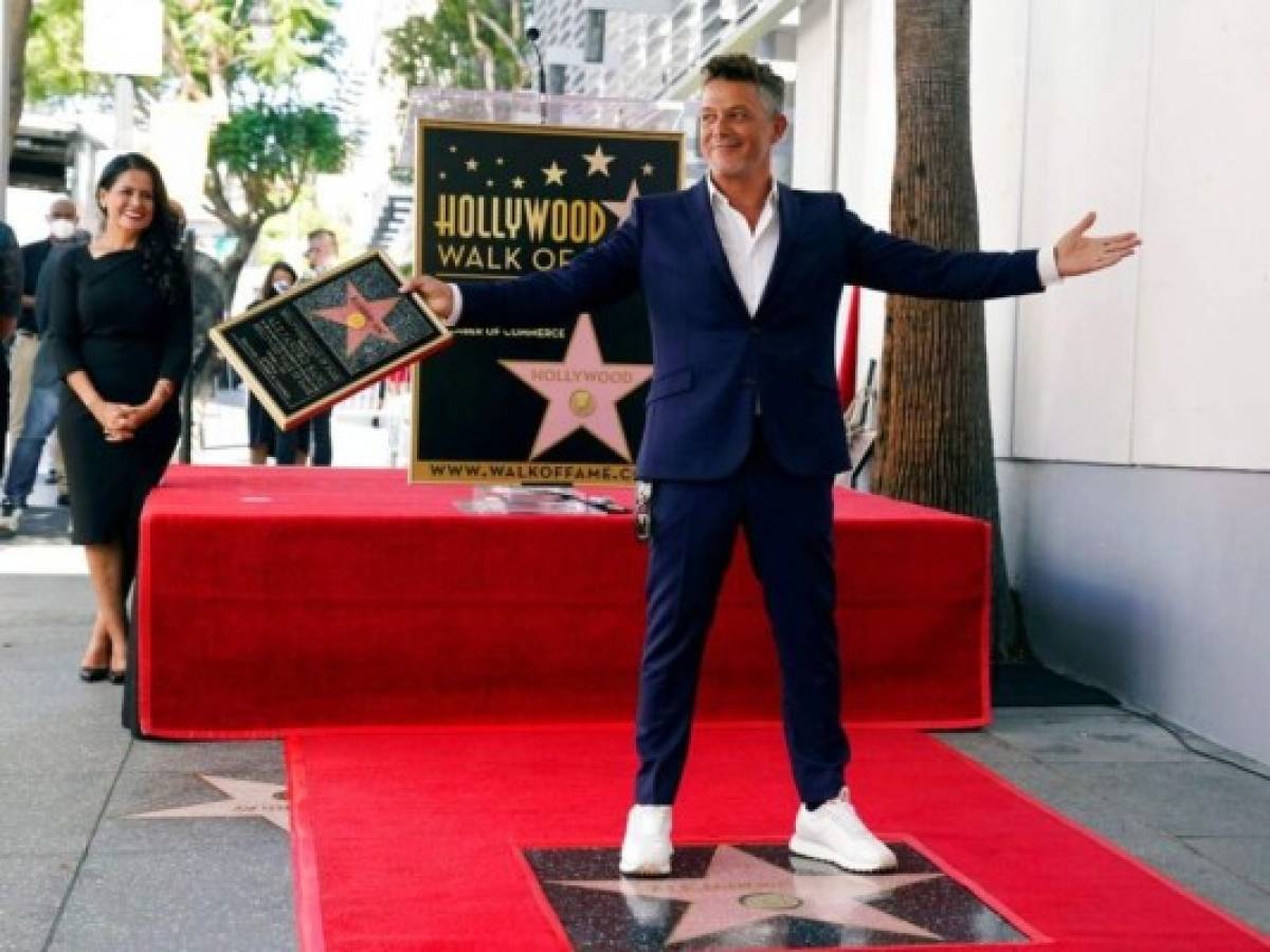 Alejandro Sanz devela estrella en el Paseo de la Fama de Hollywood