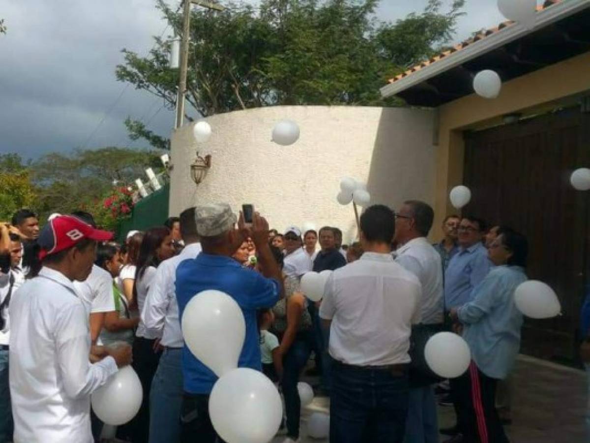 Lanza globos y oran frente a la residencia de Hilda Hernández en Comayagua