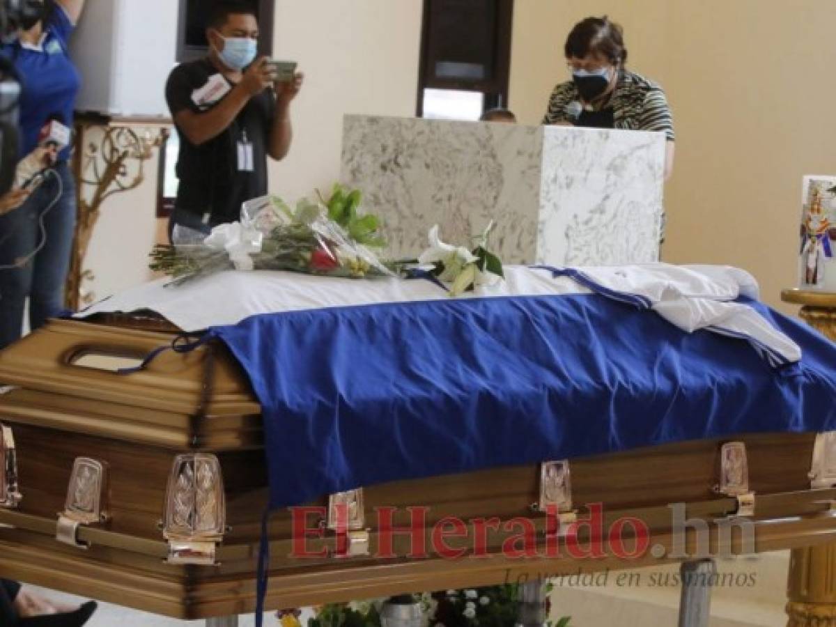 El último adiós de Chelato Uclés: sepultan al Profe José de la Paz Herrera
