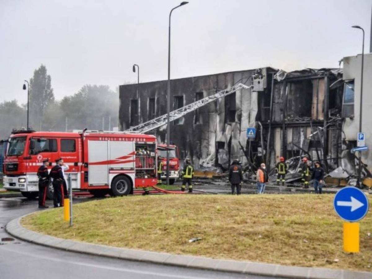Avioneta se estrella con edificio en Italia y deja ocho personas muertas