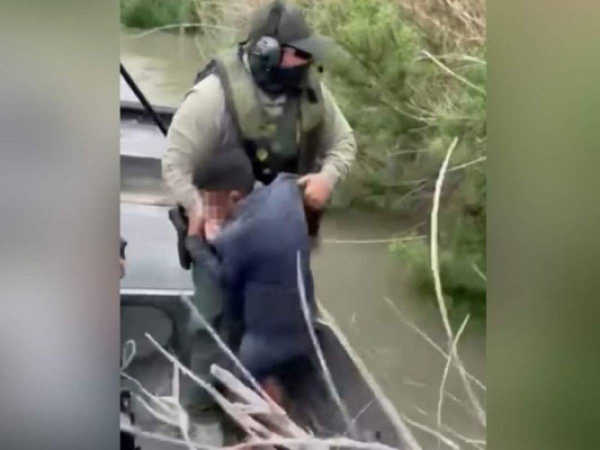 Desgarrador video del rescate de dos niños hondureños en el río Bravo