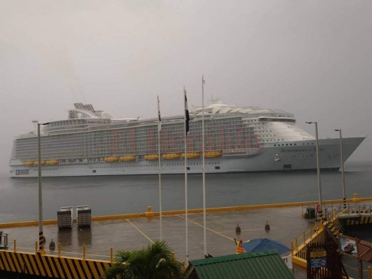Llega a Honduras el crucero Sinfonía de los mares, el más grande del mundo