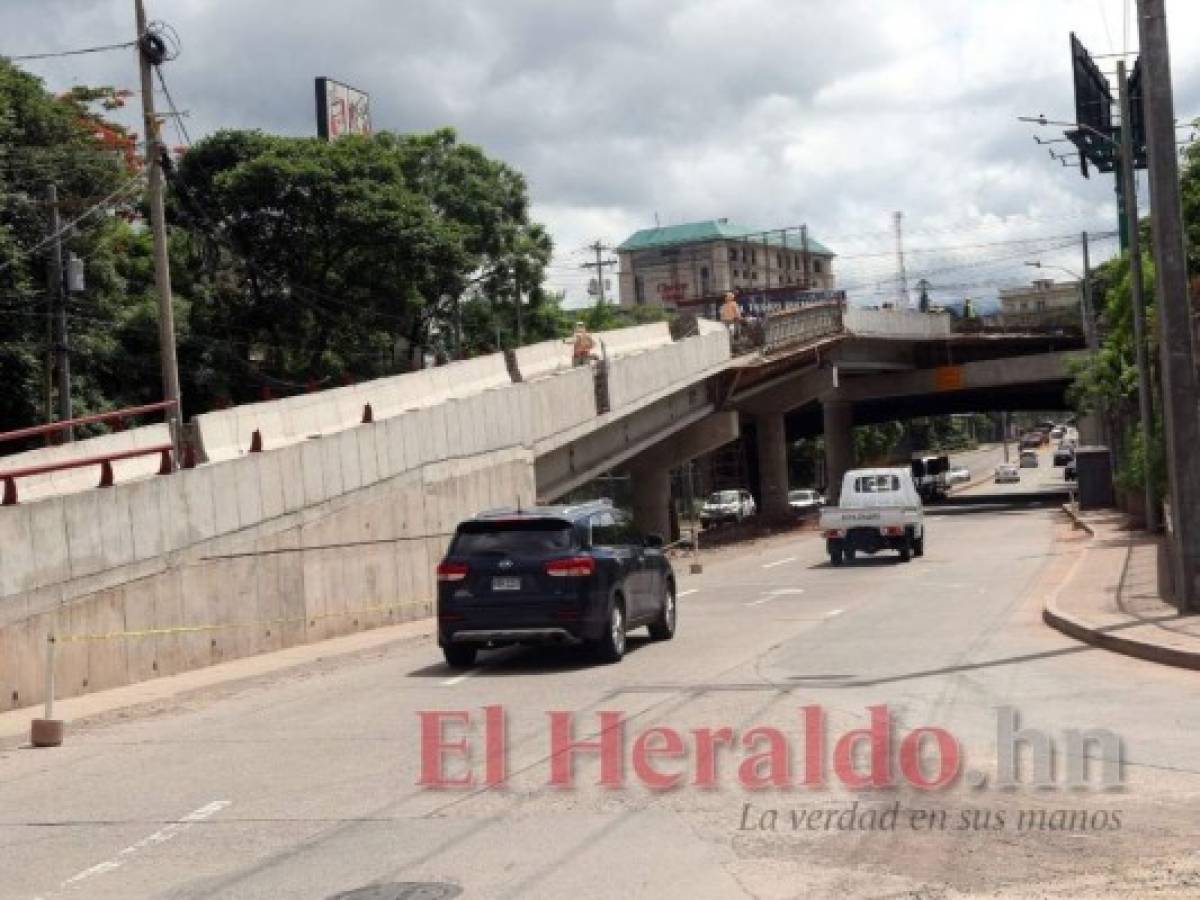 Sobre el bulevar 14 de Noviembre se construye un puente aéreo para dar acceso al bulevar Suyapa. Foto: Alex Pérez/El Heraldo