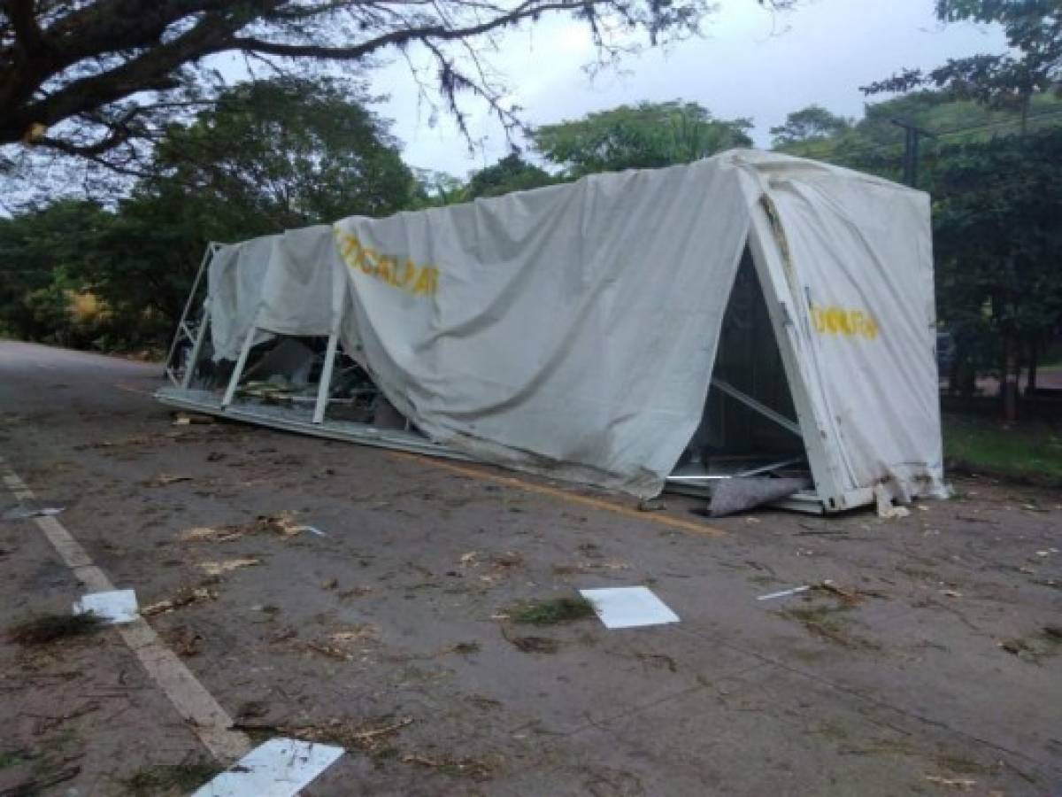 Módulo de hospital móvil de Juticalpa queda destruido tras accidente