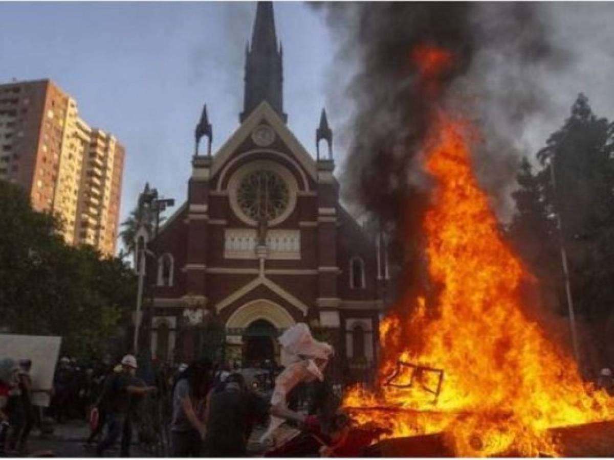 Encapuchados incendian iglesia durante manifestación en Chile