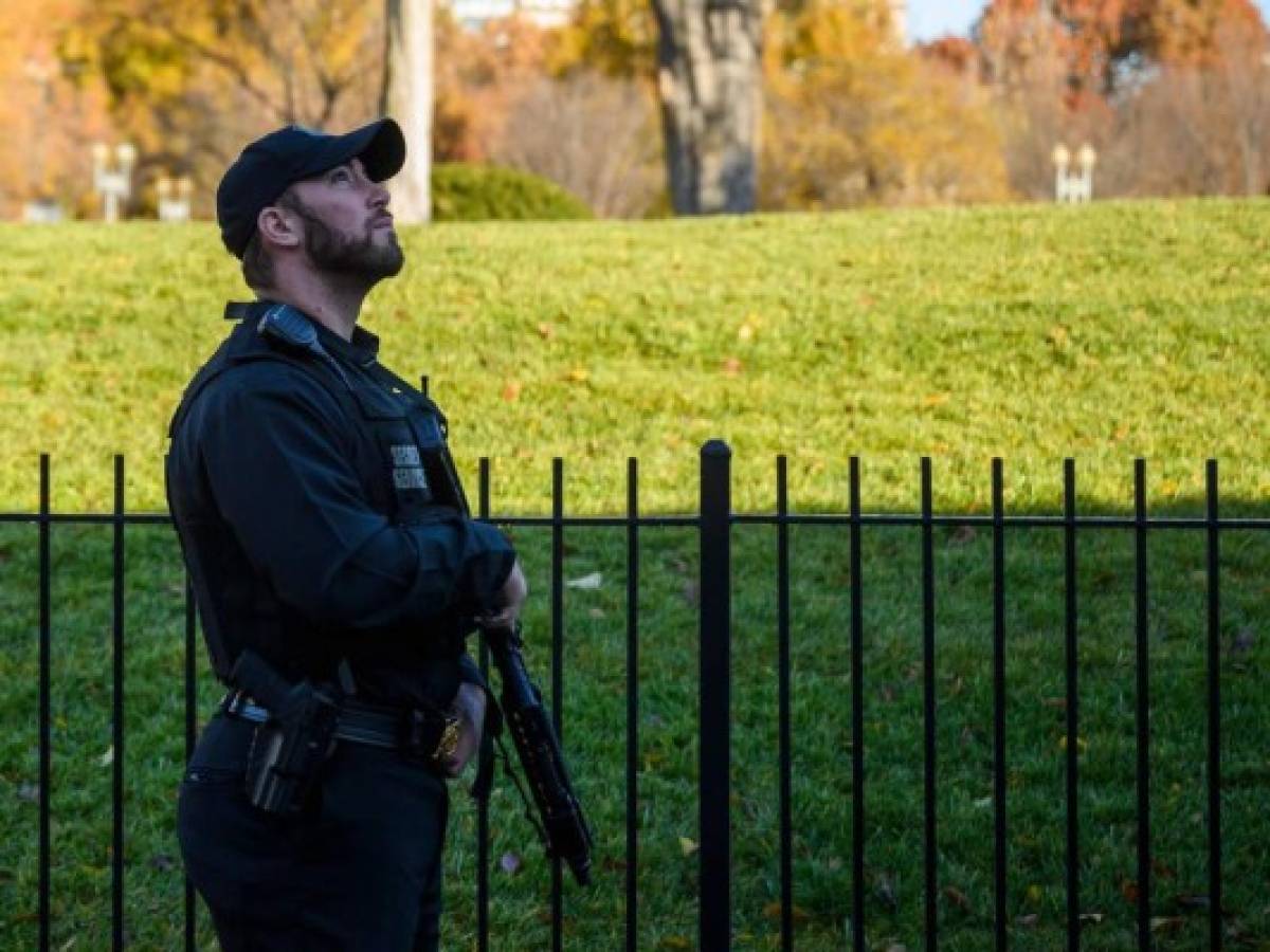 A uniformed Secret Service officer patrols the grounds at the White House in Washington, DC, on November 26, 2019, during an air space violation. (Photo by JIM WATSON / AFP)