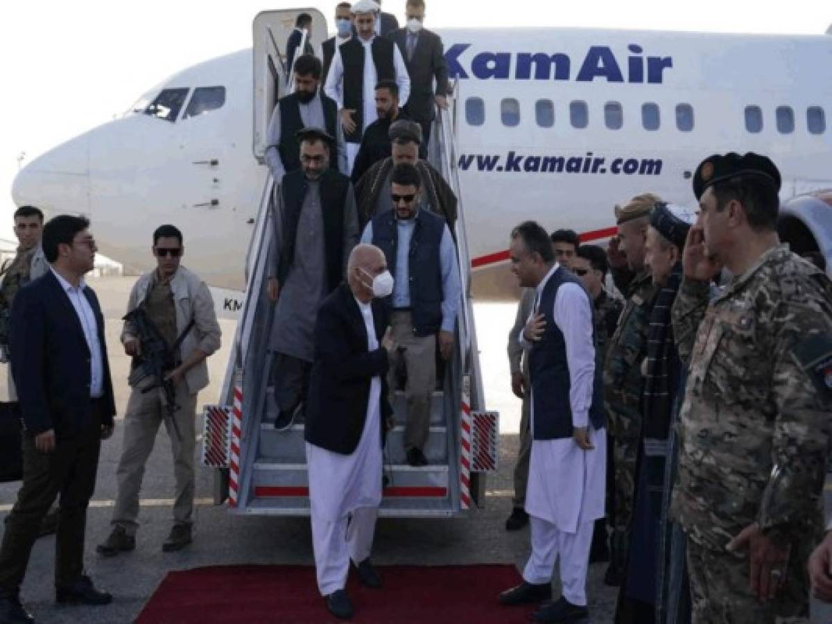 Presidente afgano dice que abandonó el país para 'evitar un baño de sangre'