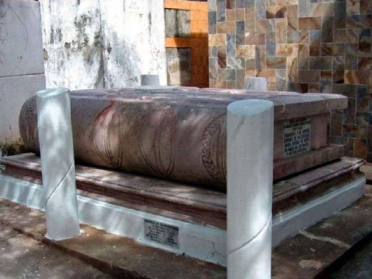 La tumba de Ramón Rosa en el Cementerio General de Tegucigalpa.