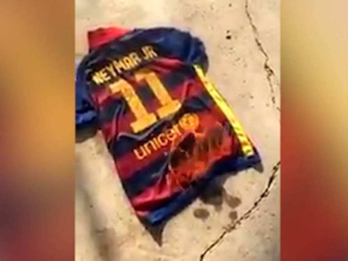 Otro aficionado prefirió quemar la camiseta del Barcelona con el número de Neymar
