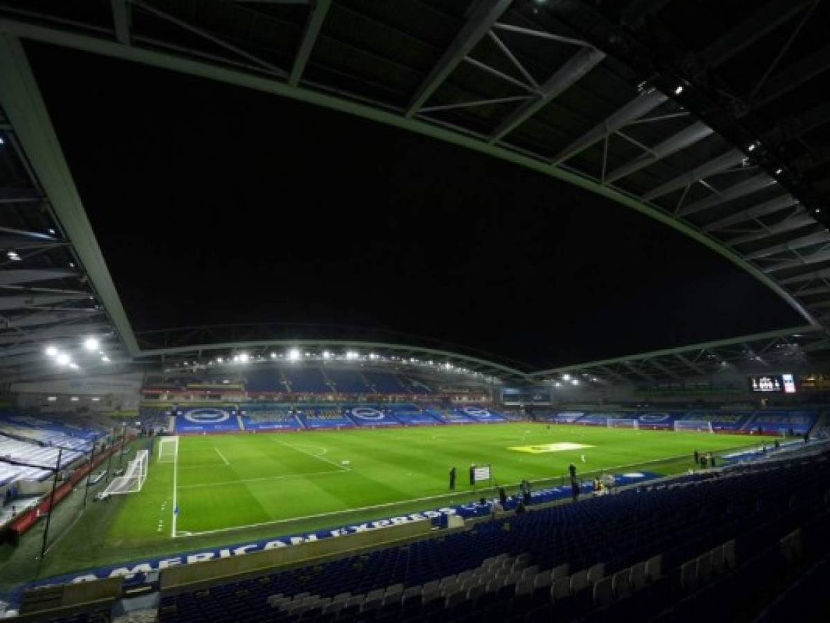 Aficionados ingleses podrían retornar a los estadios en mayo