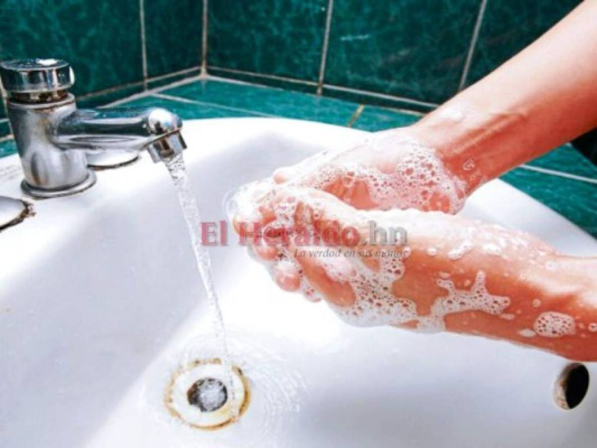 ¿Por qué lavarse las manos con agua y jabón es efectivo contra el coronavirus?