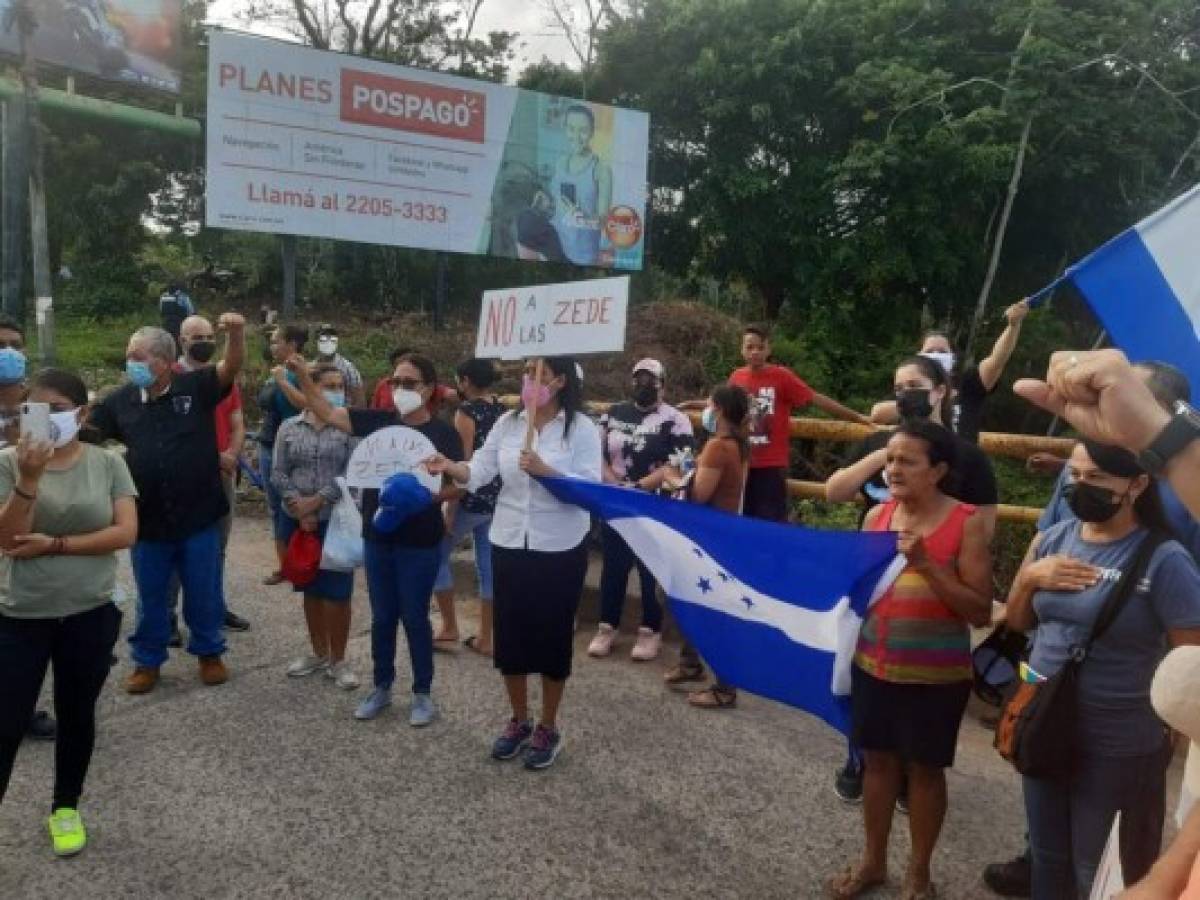 Pobladores de La Ceiba bloquean el puente Danto para rechazar las ZEDE