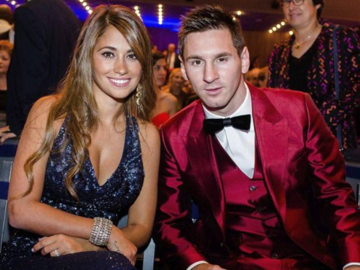 Antonella Rocuzzo junto a Leo Messi en la gala del Balón de Oro hace unos años. (AP/AFP)