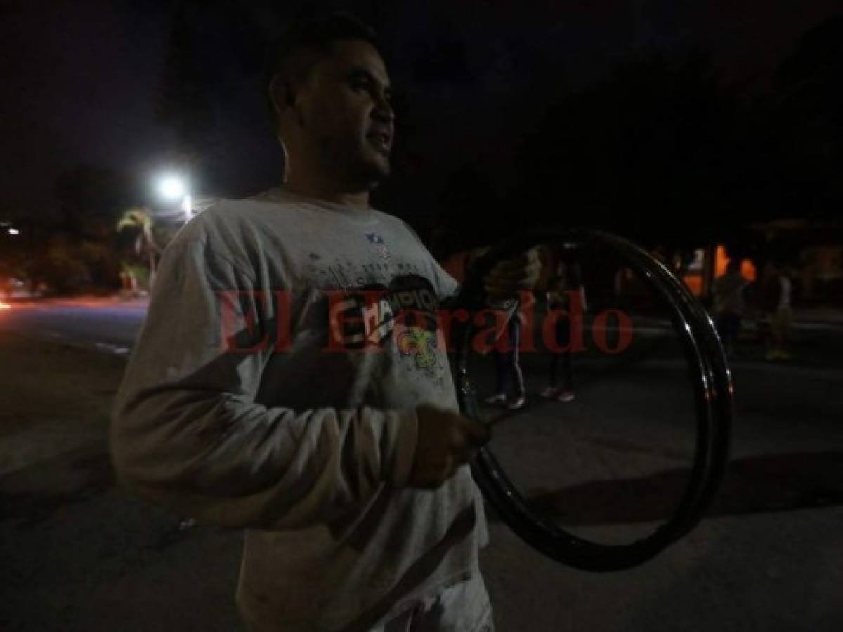 Seguidores de la Alianza de Oposición en Honduras hacen sonar cacerolas en protesta por toque de queda