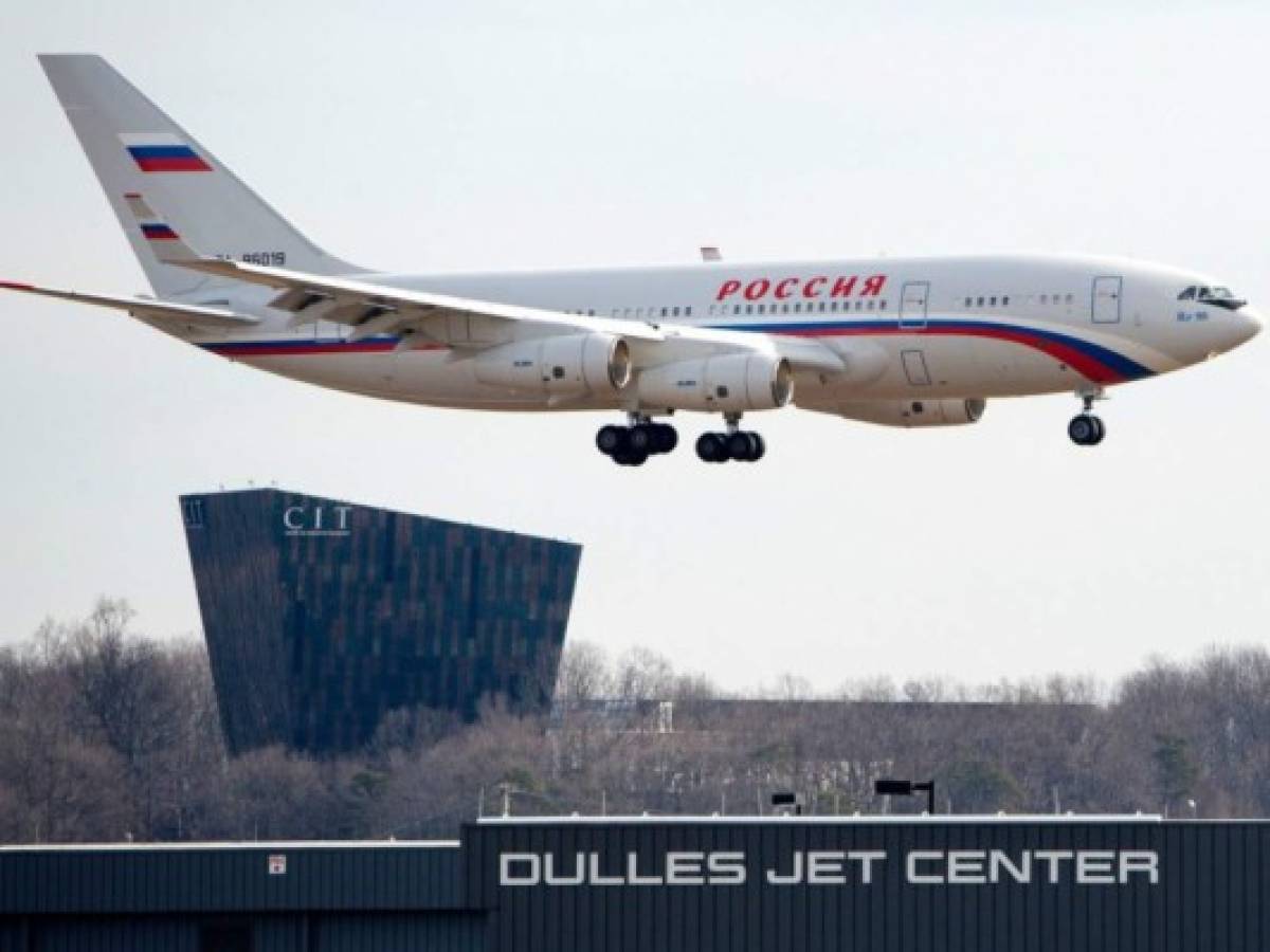 Diplomáticos rusos expulsados de Estados Unidos salen rumbo a Moscú