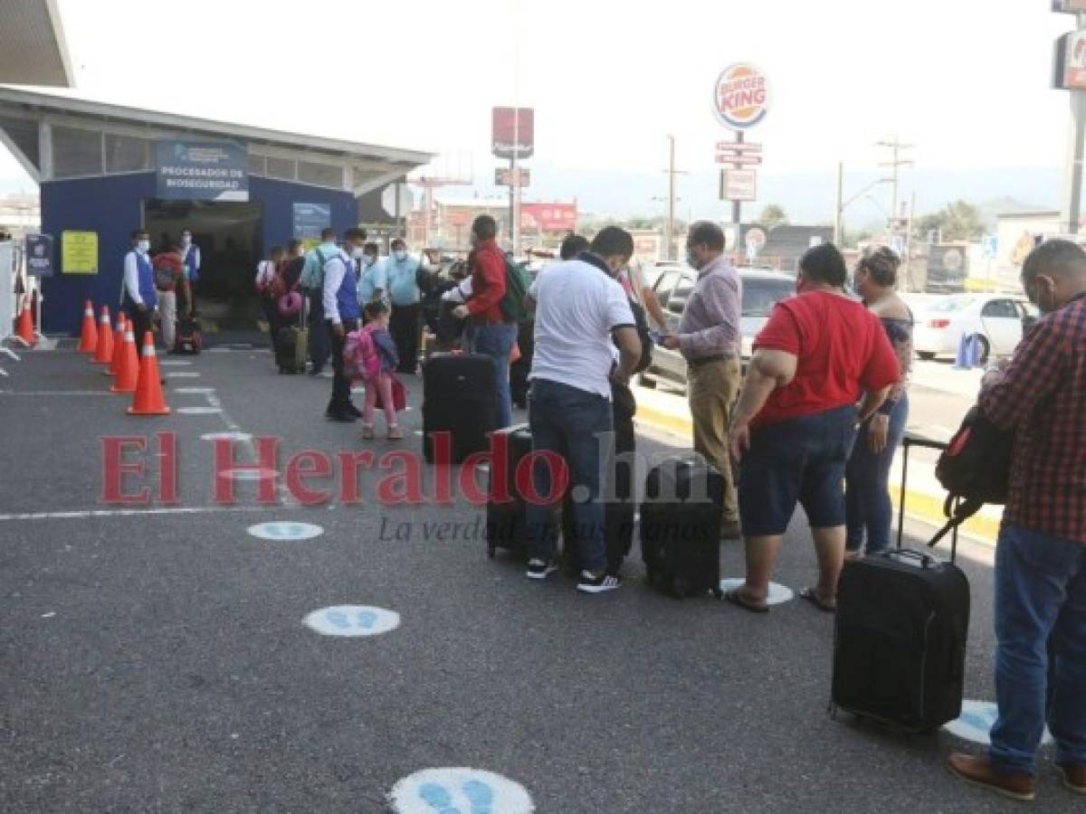 Los viajeros antes de ingresar a la terminal pasan por un procesador de bioseguridad. Foto: Efraín Salgado/ EL HERALDO