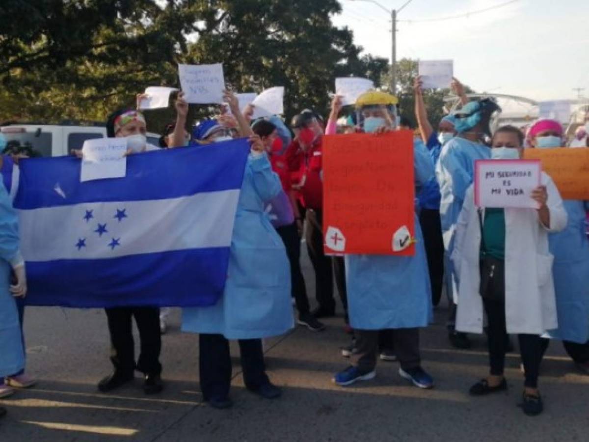 Por falta de insumos protesta personal del IHSS de San Pedro Sula