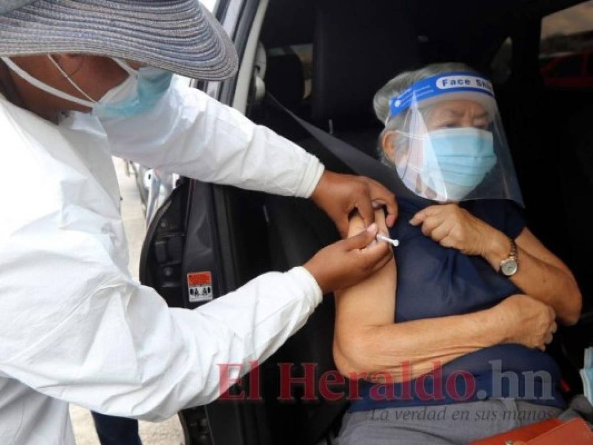Desde mediados de mayo se inició la inoculación en mayores de 70 años. Foto: Marvin Salgado/El Heraldo