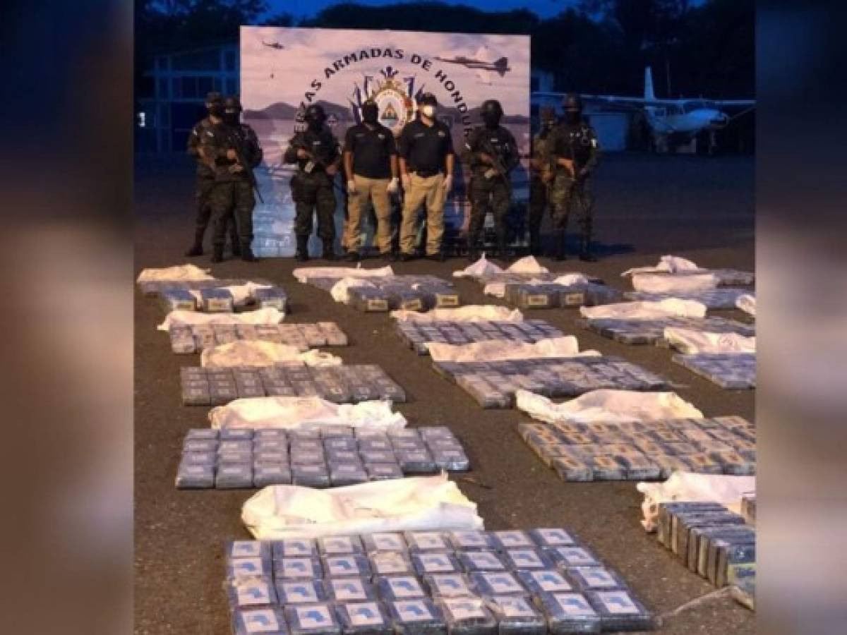 Hallan 806 kilos de cocaína dentro de avioneta clandestina en La Mosquitia