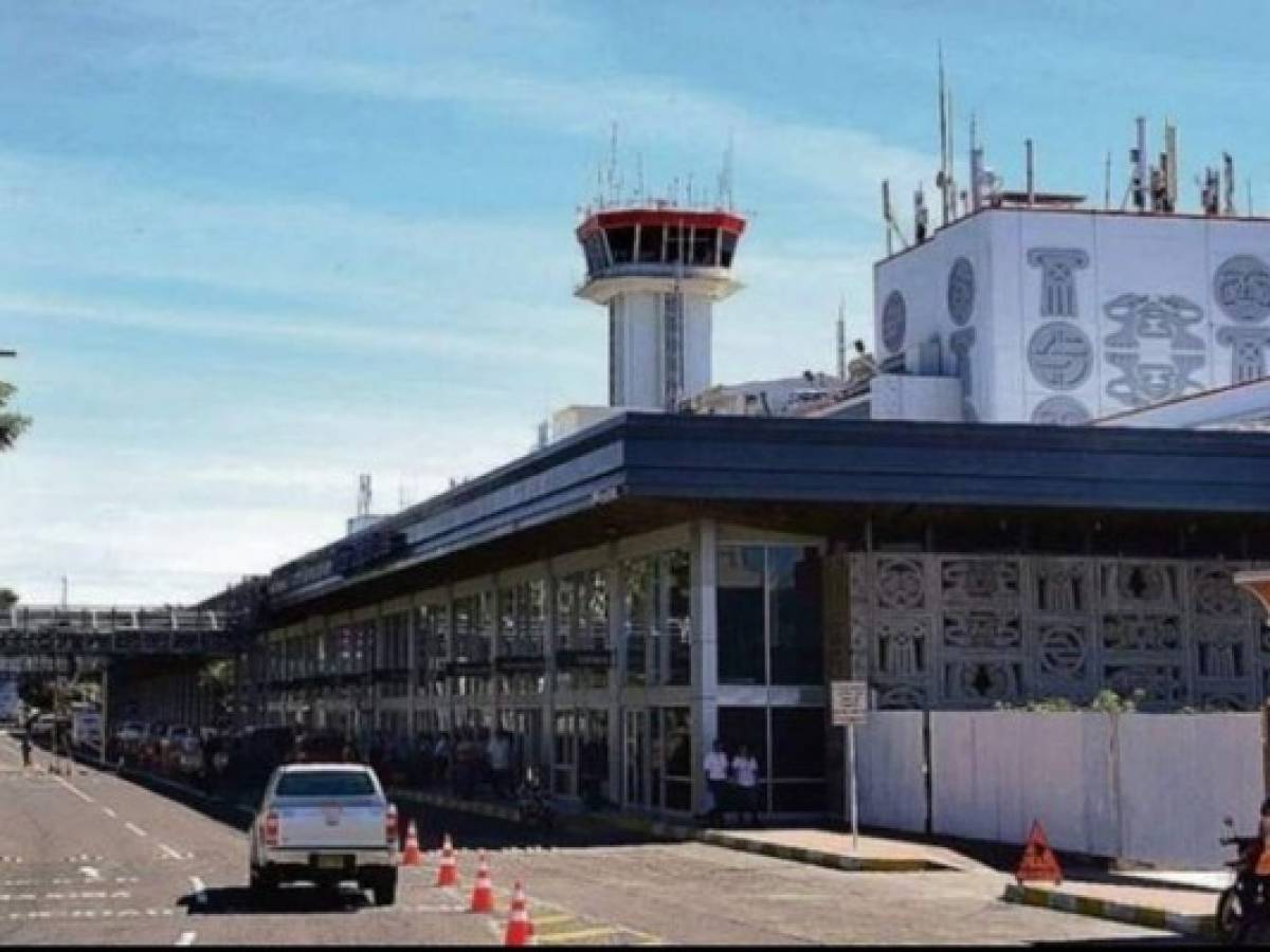 El Salvador cierra aeropuerto a vuelos de pasajeros por coronavirus