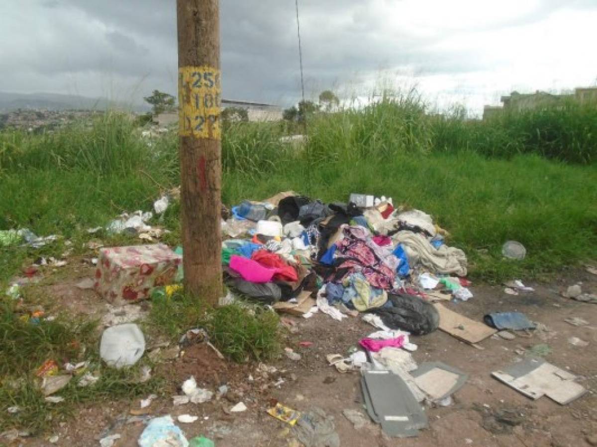 El irrespeto al horario del tren de aseo genera estos puntos ilegales de basura. Foto: EL HERALDO
