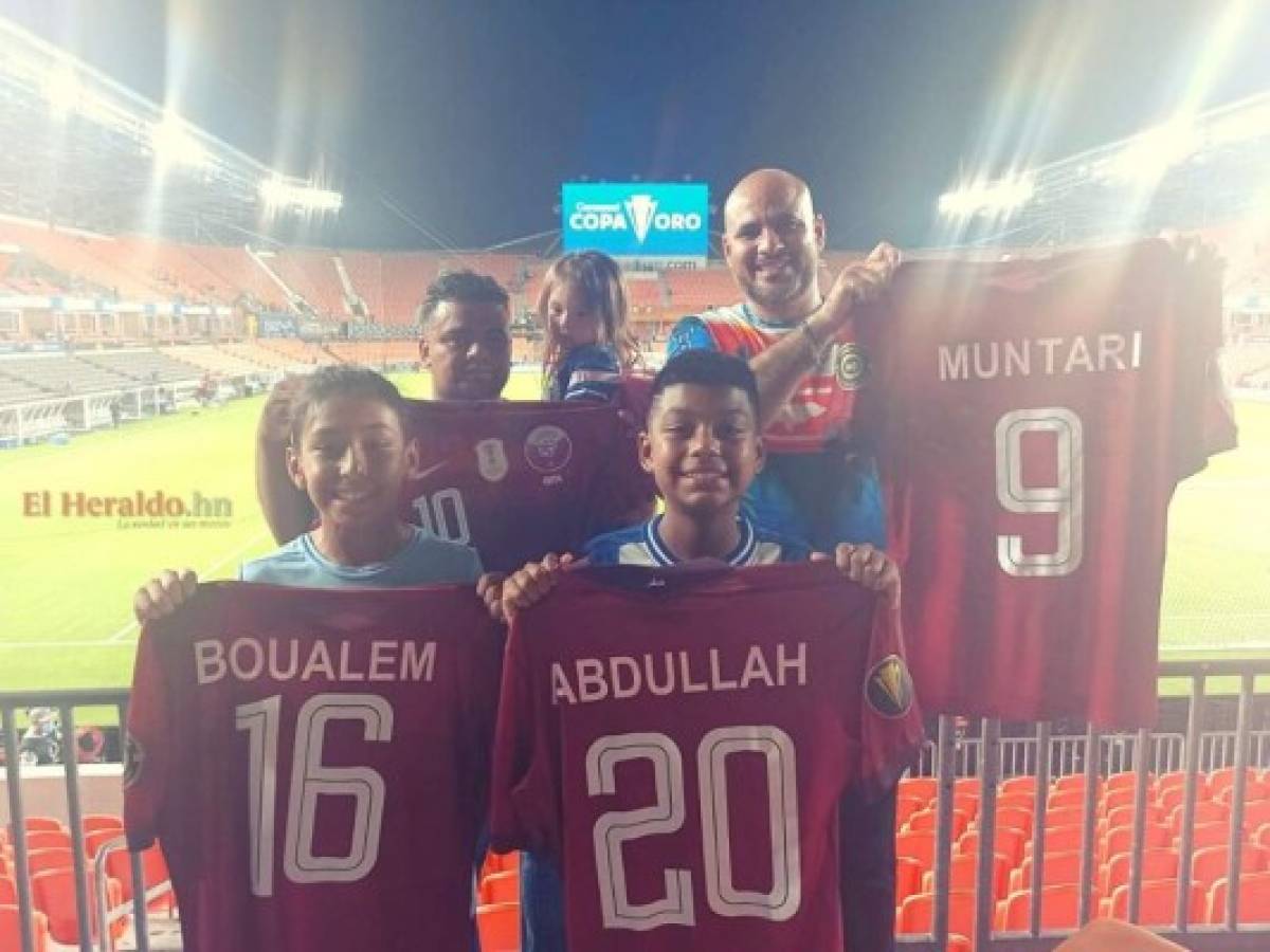 ¡Hermoso detalle! Hondureños aplauden a selección de Qatar y jugadores les regalan sus camisetas