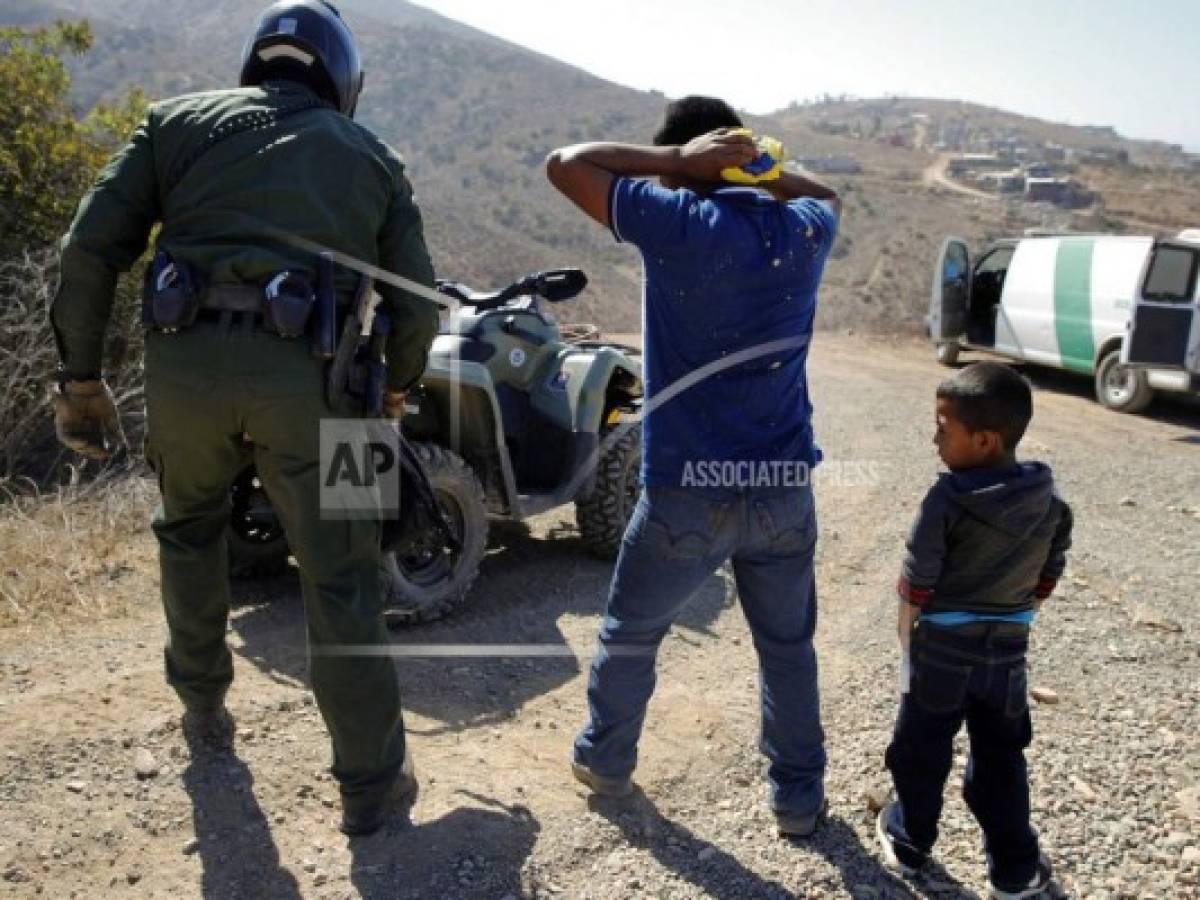 Un guatemalteco y su hijo son detenidos por agentes de la Patrulla de Fronteras tras cruzar la frontera entre MÃ©xico y Estados Unidos ilegalmente en San Diego el 28 de junio del 2018. (AP Photo/Jae C. Hong, File)