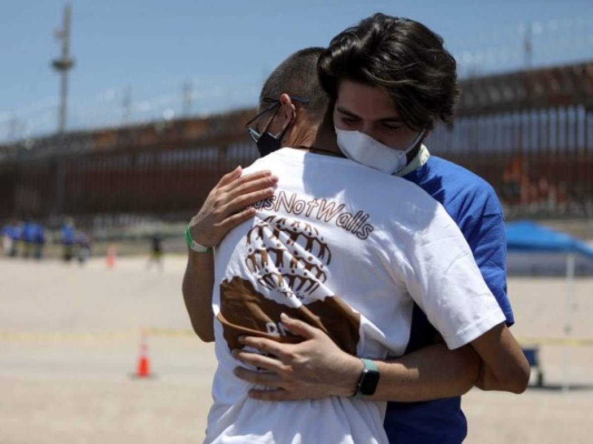 'Abrazos, no muros': familias migrantes se reencuentran en la frontera México-EEUU
