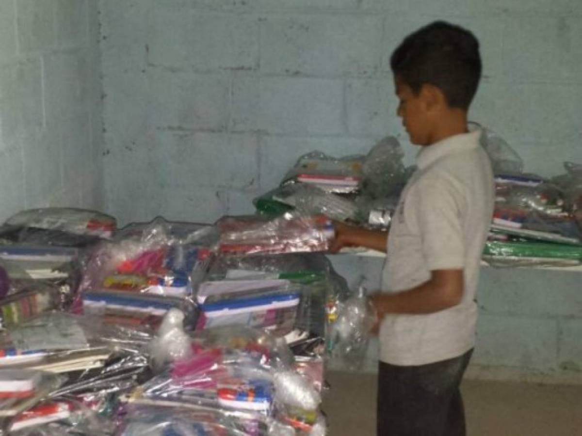 Cien niños de Villa Nueva reciben un kit escolar para acudir a clases